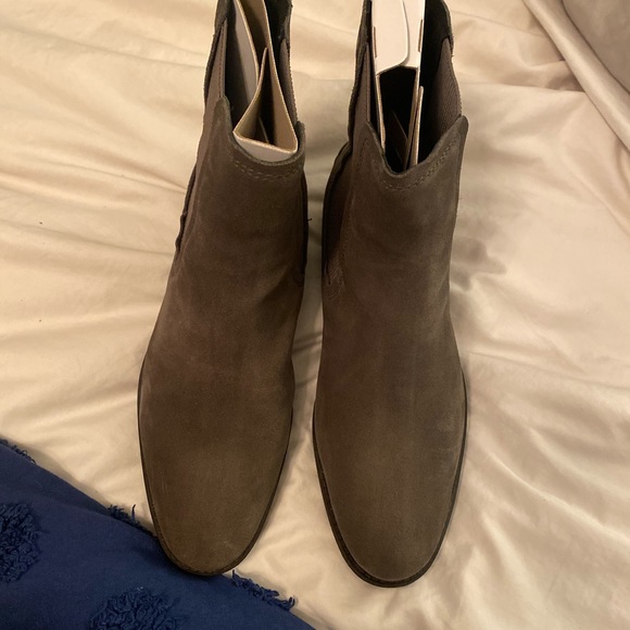 Woman’s UGG waterproof boots size 9. - Picture 3 of 4